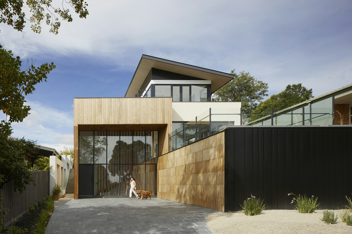 Maison contemporaine en bois et verre, référence R-005