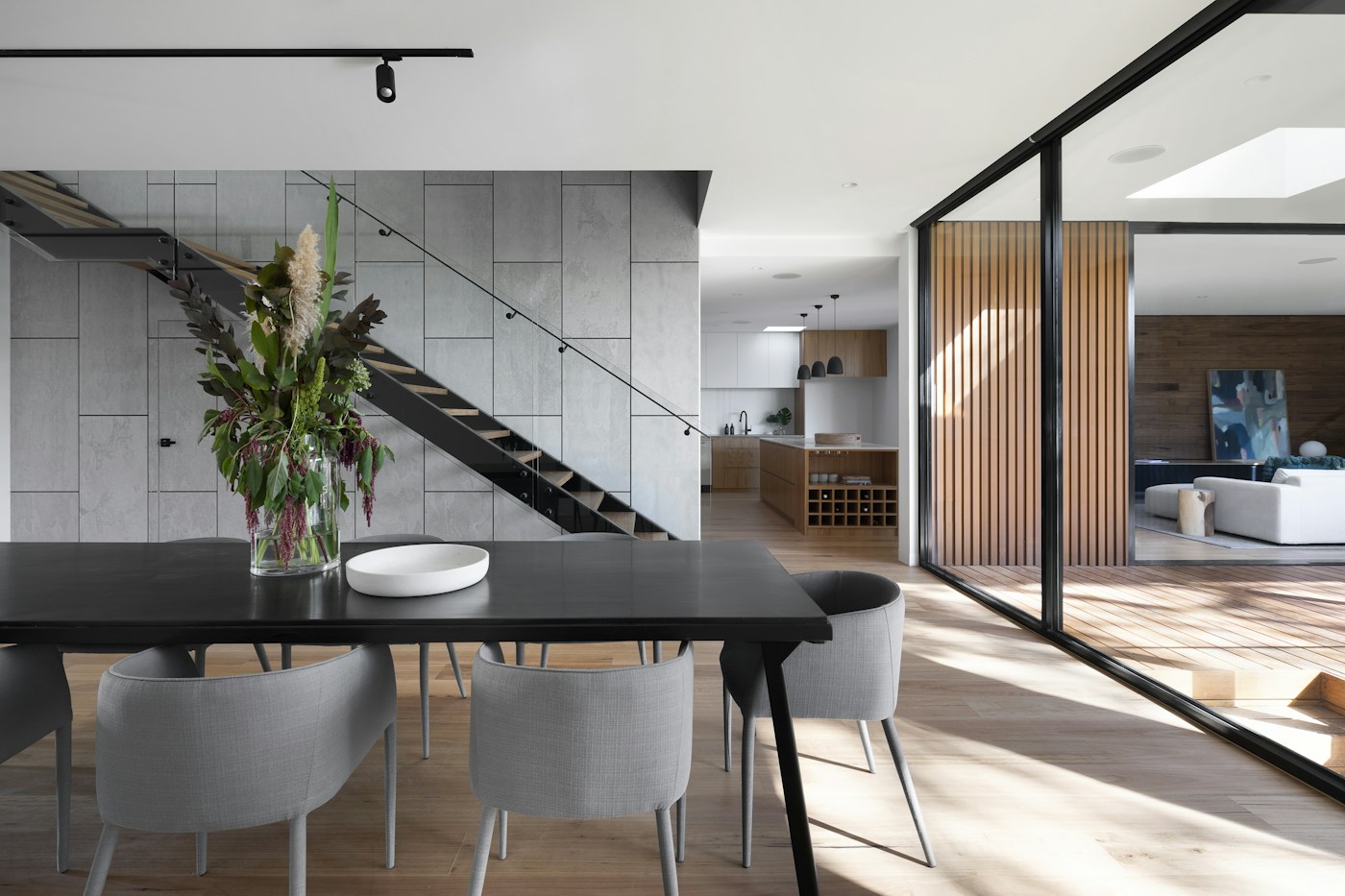 Salle à manger ouverte sur les espaces de vie, référence R-008